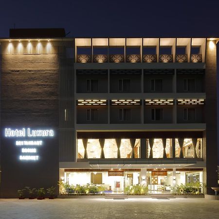 Hotel Luxura Godhra Εξωτερικό φωτογραφία