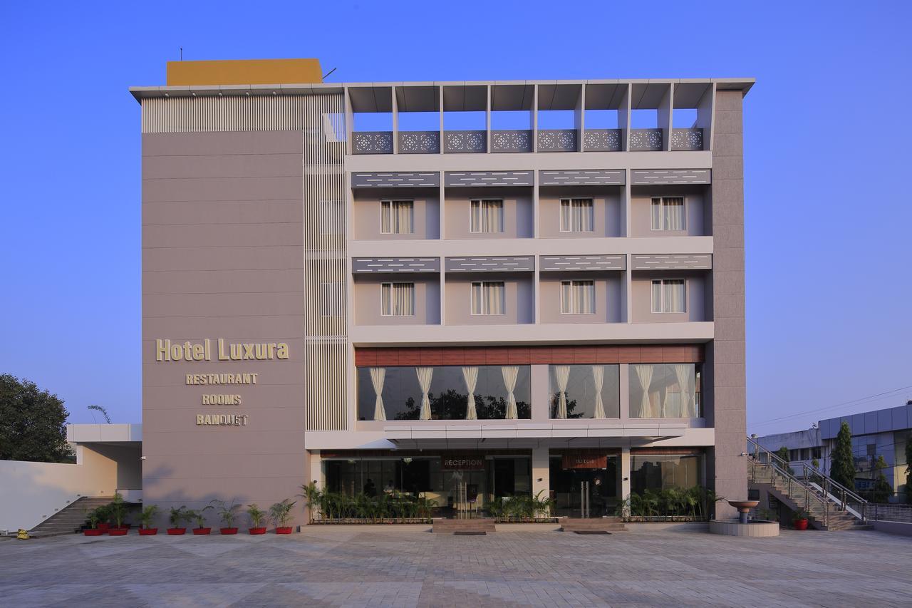 Hotel Luxura Godhra Εξωτερικό φωτογραφία