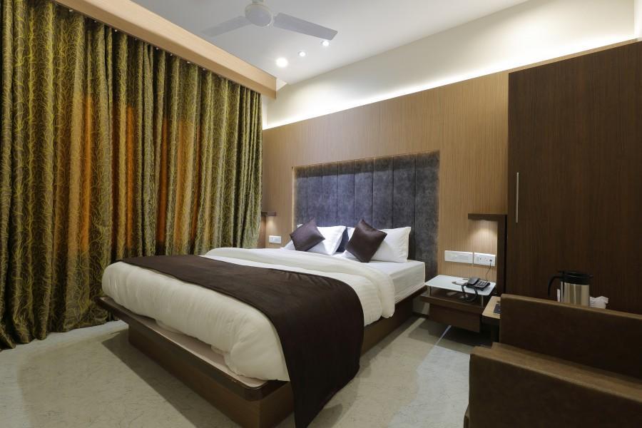 Hotel Luxura Godhra Εξωτερικό φωτογραφία