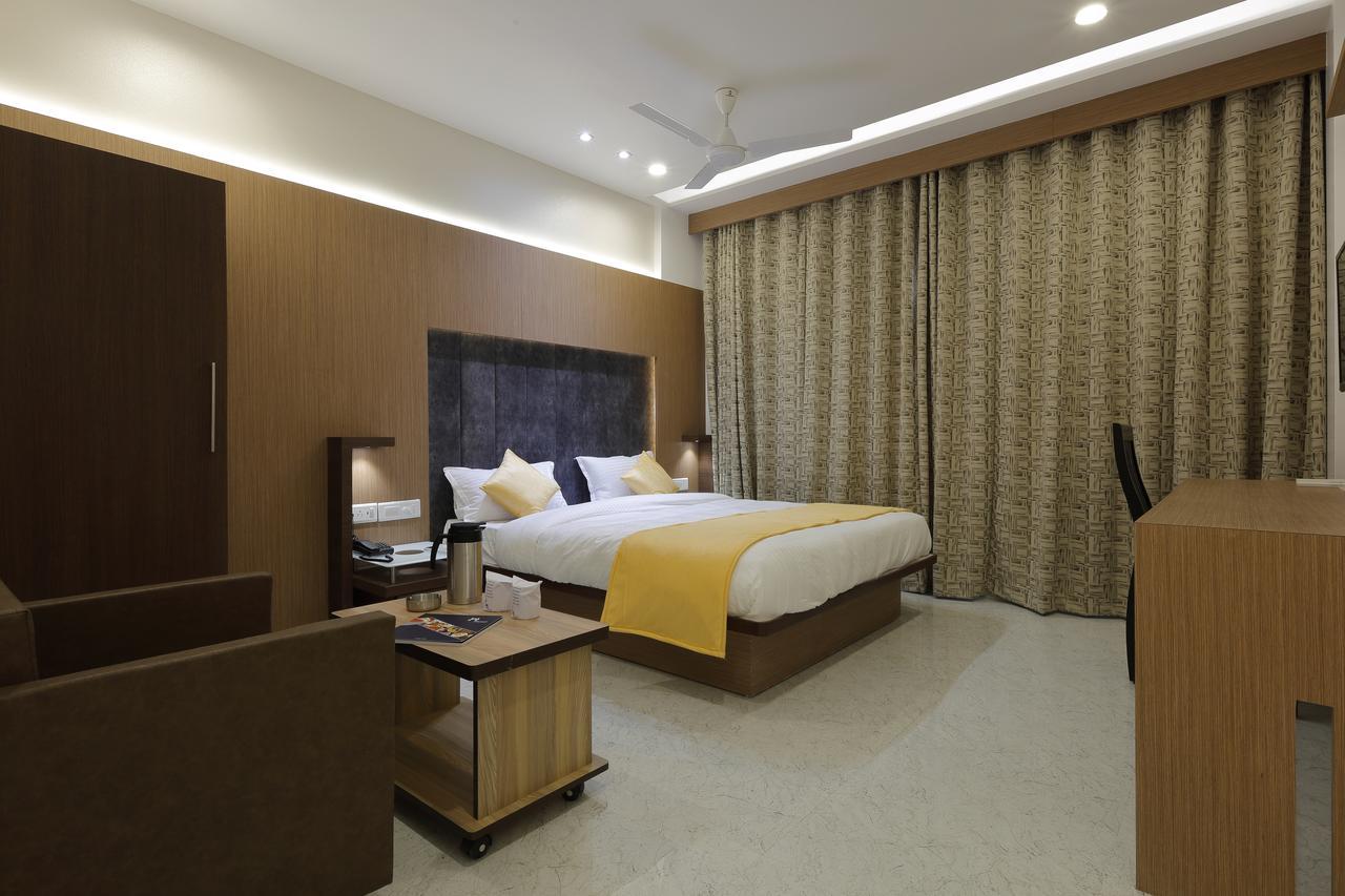 Hotel Luxura Godhra Εξωτερικό φωτογραφία