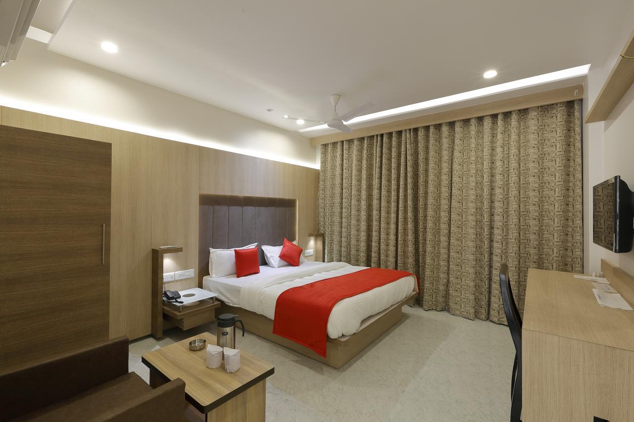 Hotel Luxura Godhra Εξωτερικό φωτογραφία