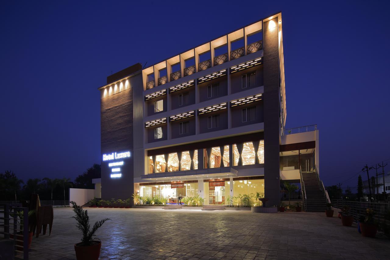 Hotel Luxura Godhra Εξωτερικό φωτογραφία