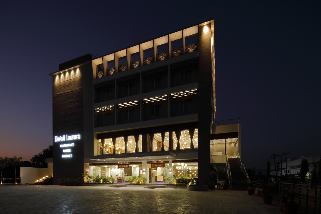 Hotel Luxura Godhra Εξωτερικό φωτογραφία