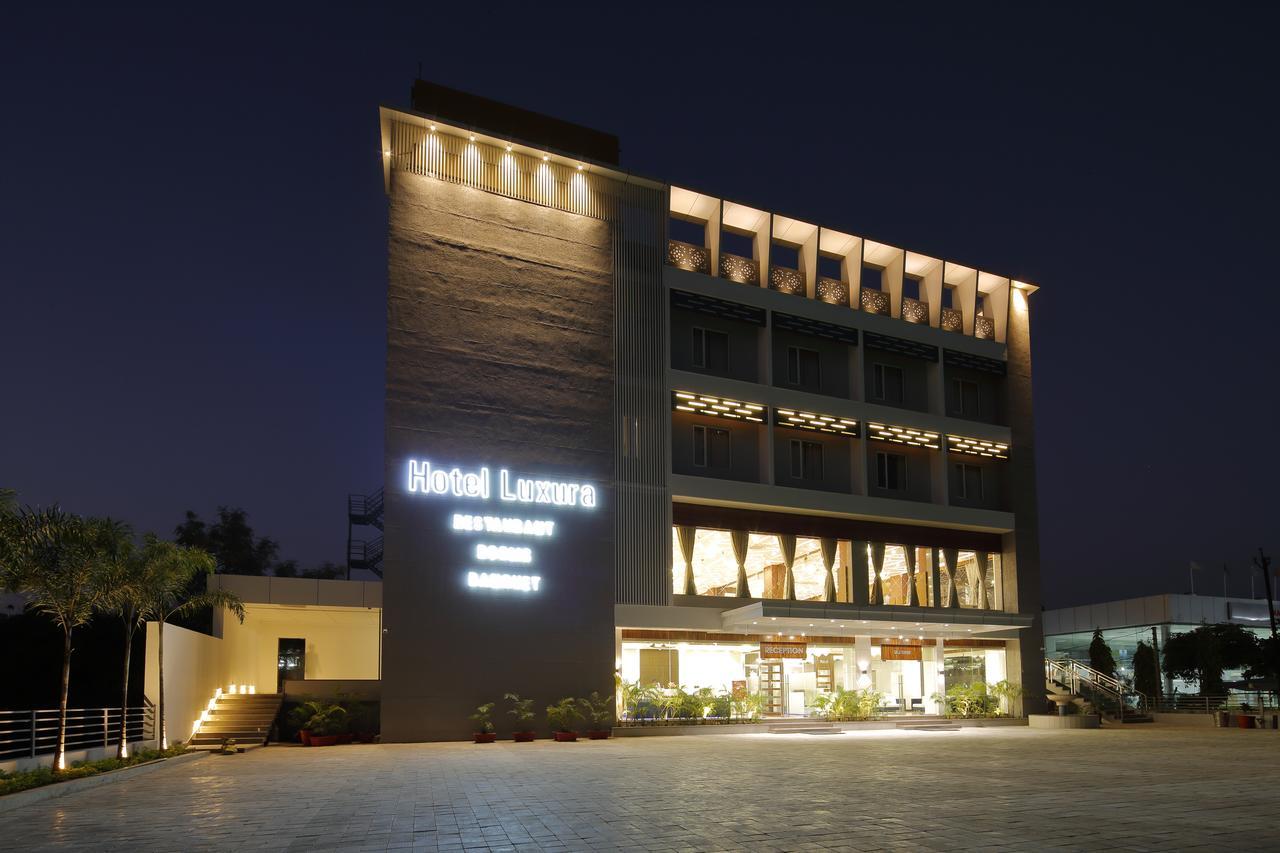 Hotel Luxura Godhra Εξωτερικό φωτογραφία