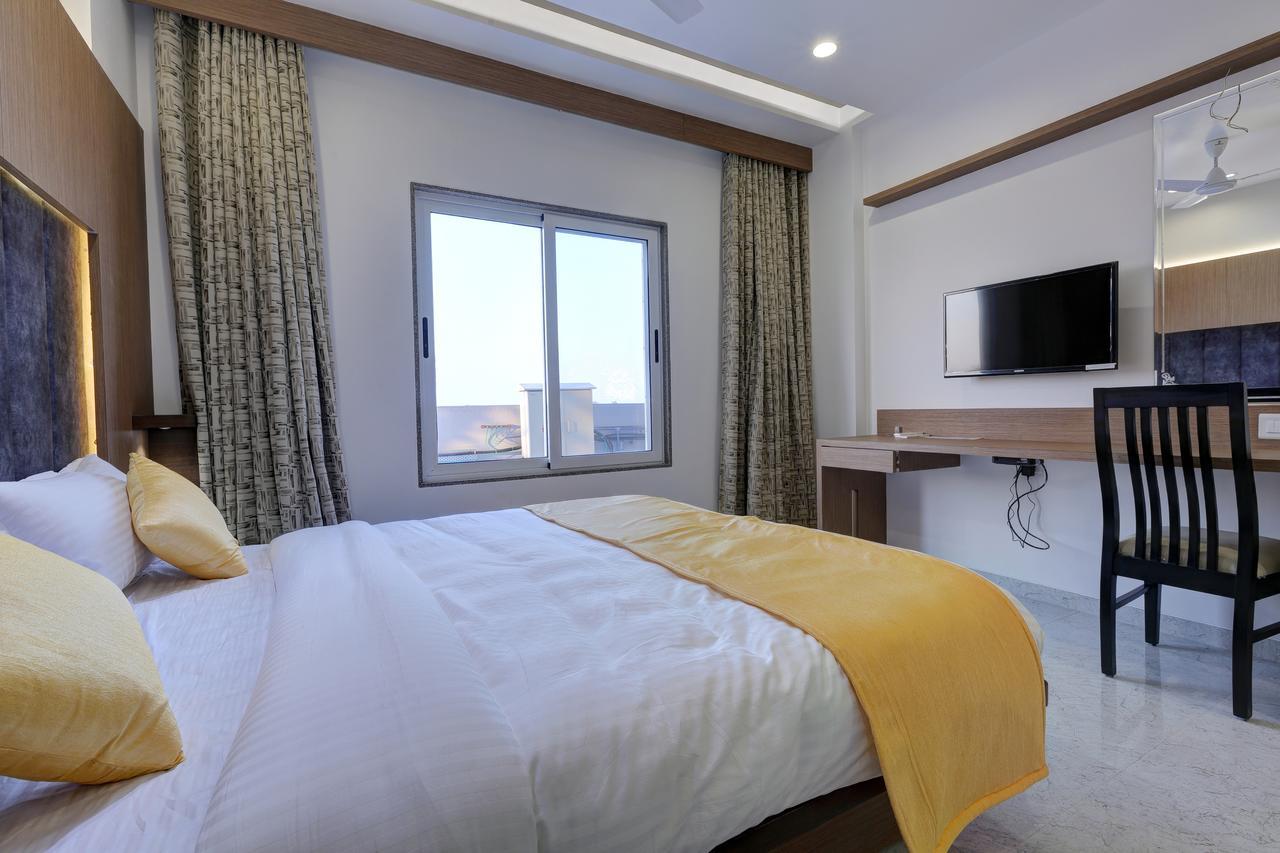 Hotel Luxura Godhra Εξωτερικό φωτογραφία
