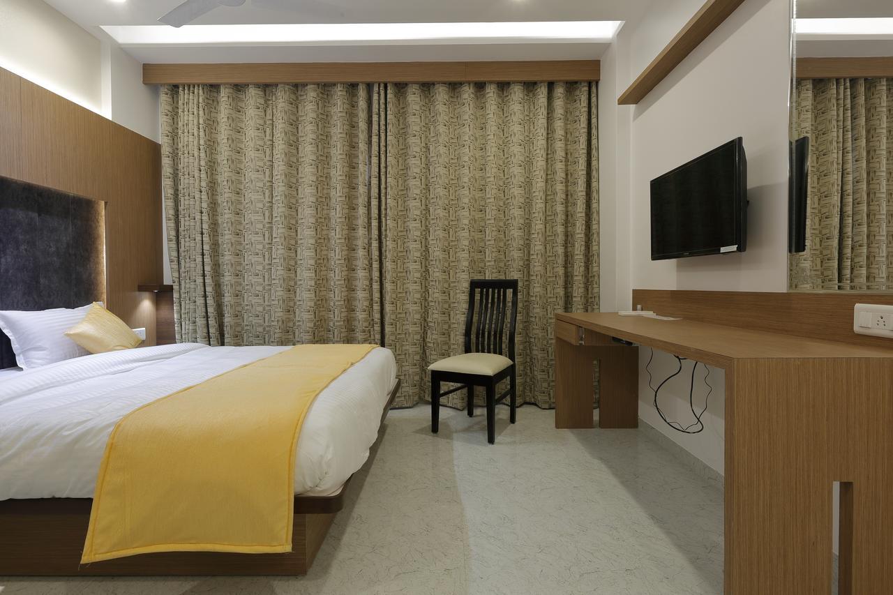 Hotel Luxura Godhra Εξωτερικό φωτογραφία