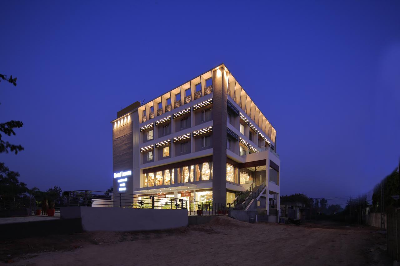 Hotel Luxura Godhra Εξωτερικό φωτογραφία