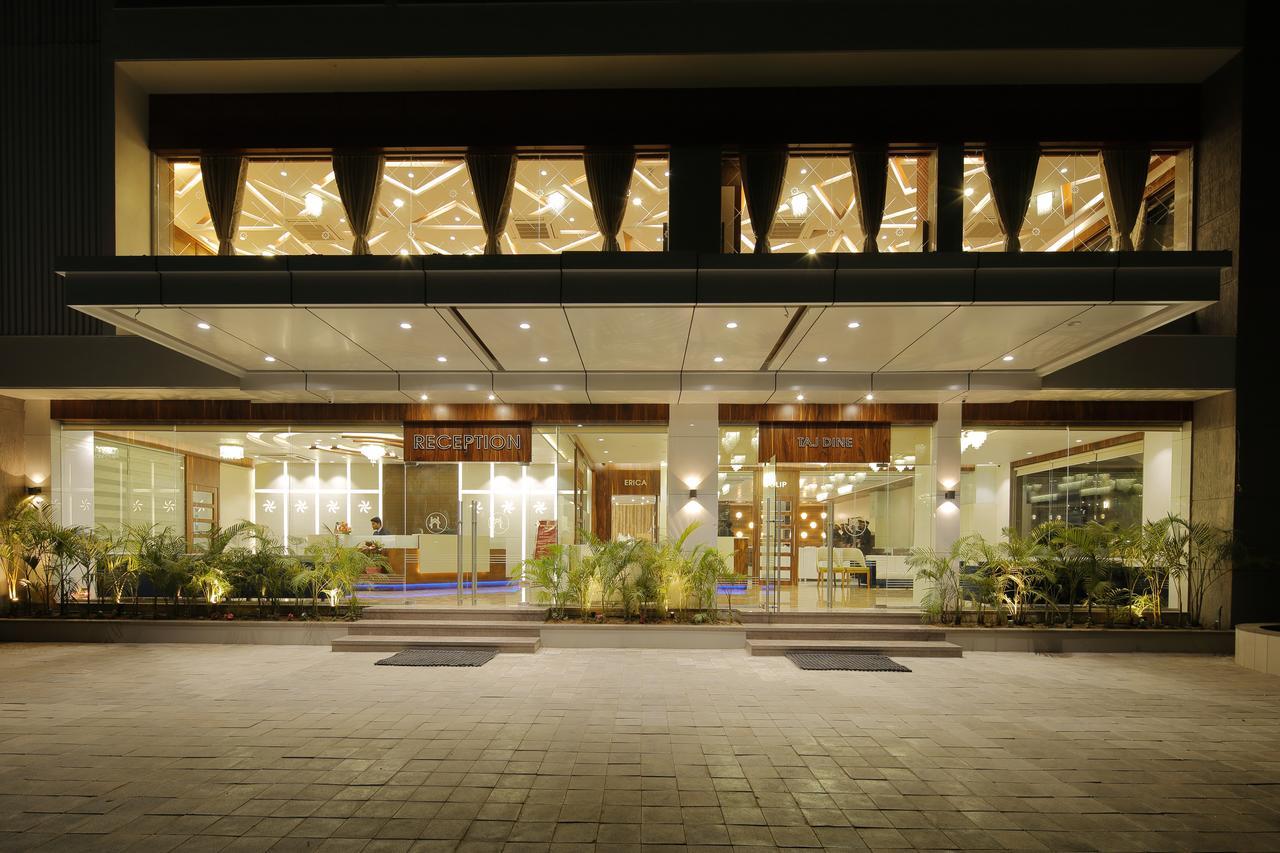 Hotel Luxura Godhra Εξωτερικό φωτογραφία